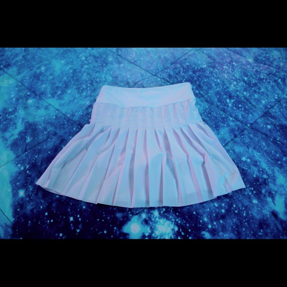 pleated white tennis skirt